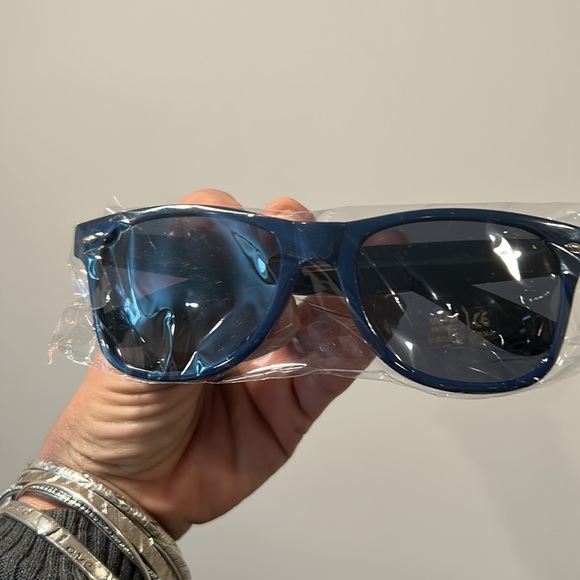 NY Yankee Stadium PomPom Beanie Hat - Picture 6 of 13